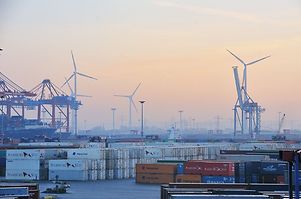 Container terminal / wind turbines
