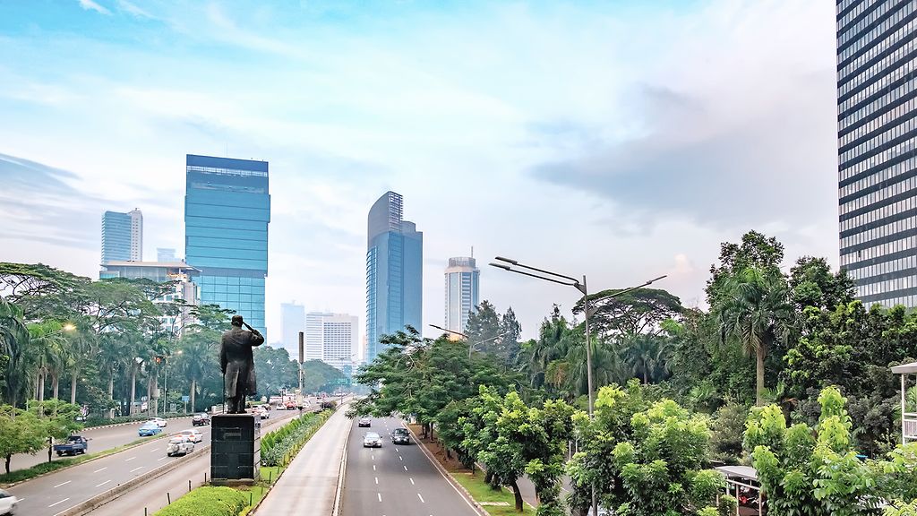Wolkenkratzer-Gebäude hinter der General-Soedirman-Statue. Im zentralen Geschäftsbereich in Sudirman Straße, Jakarta, Indonesien | © Getty Images/xenovon