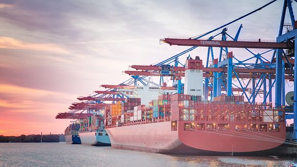 Hamburg; Containerhafen; Logistik | © GettyImages/Westend61