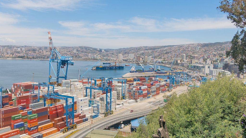 VALPARAISO, CHILE- JANUARY 2, 2018: The busy cargo seaport in South America in Valparaiso, Chile. It is the most important seaport in Chile. | Toniflap - stock.adobe.com