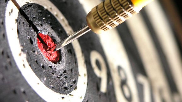 Arrow in the middle of a dartboard | © fotolia.com/Radim Strojek Arrow in the middle of a dartboard