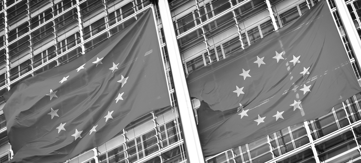 Europafahnen vor EU-Gebäude in Brüssel