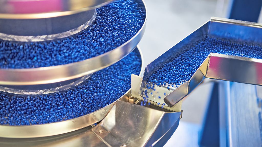 Equipment with conveyor for working with small plastic granules for the chemical industry | © Sergey Ryzhov/stock.adobe.com Equipment with conveyor for working with small plastic granules for the chemical industry