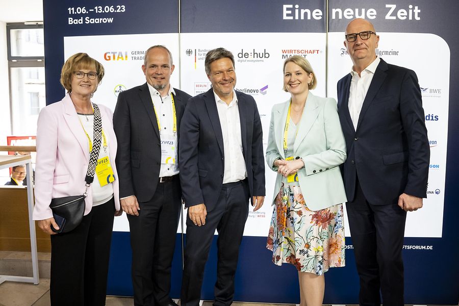 Ostdeutsches Wirtschaftsforum: vlnr: Annekathrin Hoppe, Dr. Robert Hermann, BM Dr. Robert Habeck, Julia Braune, MP Dr. Dietmar Woidke | © LdI/ Bernd Brundert Dies ist ein eingebettetes Bild
