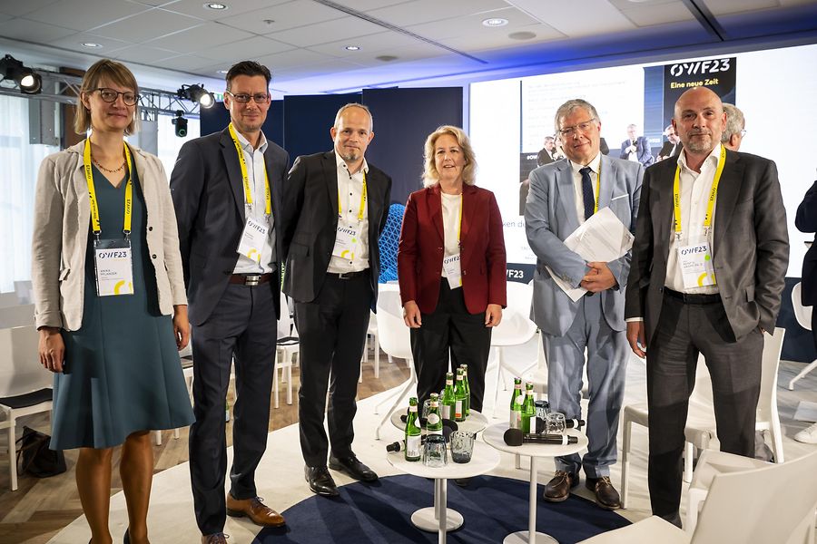 Ostdeutsches Wirtschaftsforum: vlnr: Dr. Anika Carmen Pflanzer, Thomas Richter, Dr. Robert Hermann, Prof. Dr. Dr. Ulrike Köhl, Gerald Braunberger, Prof. Reint E. Gropp | © LdI/ Bernd Brundert Dies ist ein eingebettetes Bild