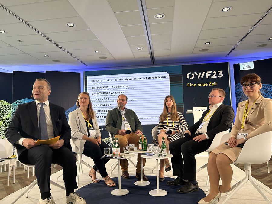 Ostdeutsches Wirtschaftsforum: vlnr: Achim Hartig, Anke Parson, Malte Rosenberger, Olga Lysak, Dr. Marcus Haberstroh, Dr. Myroslava Lysak | © GTAI Dies ist ein eingebettetes Bild