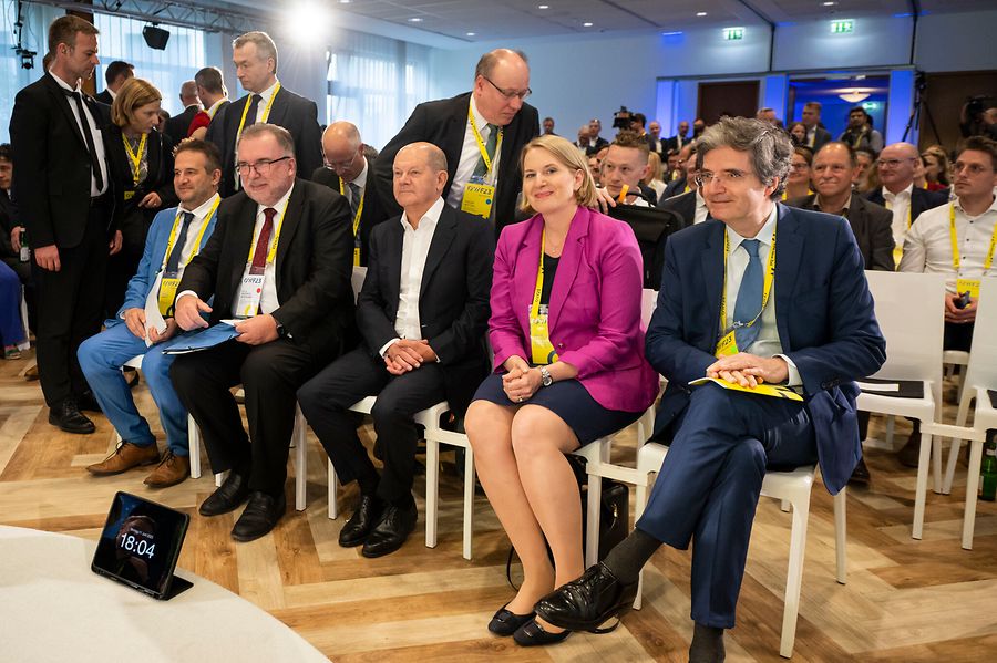 Ostdeutsches Wirtschaftsforum: Bundeskanzler Olaf Scholz mit GTAI-Geschäftsführerin Julia Braune (re) und Siegfried Russwurm, Präsident BDI (li) | © LdI/ Bernd Brundert Dies ist ein eingebettetes Bild