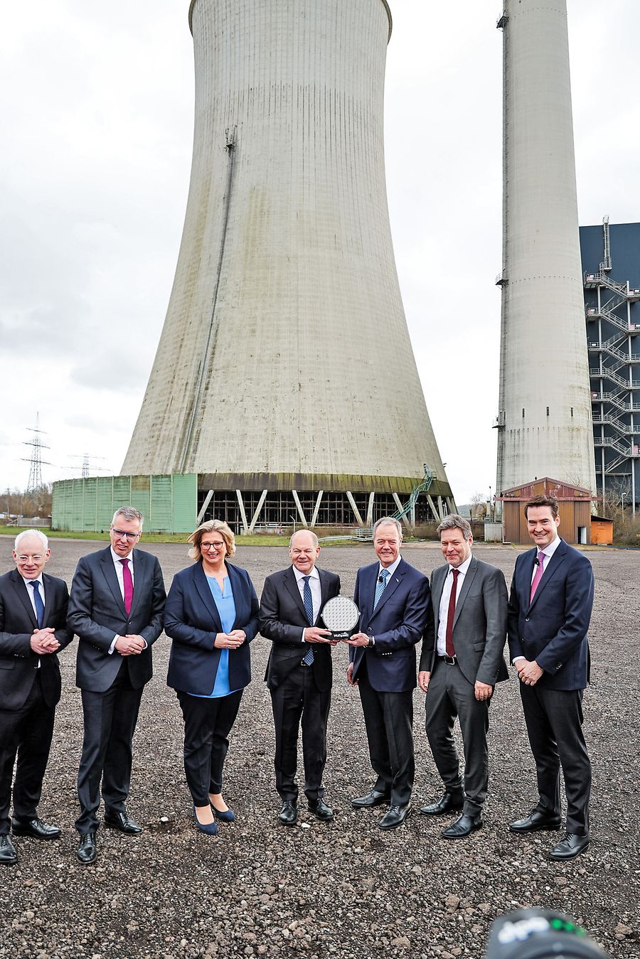 An optimistic atmosphere on the factory site: (left to right) Saarland’s Minister of Economic Affairs Jürgen Barke, ZF Chairman Holger Klein, Minister-President Anke Rehlinger, Federal Chancellor Olaf Scholz, Wolfspeed CEO Gregg Lowe, Federal Minister of Economic Affairs Robert Habeck and ZF Group board member Stefan von Schuckmann.