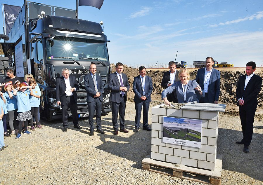 Grundsteinlegung in Halberstadt: Mercedes-Benz Lkw errichtet zentralen Logistikstandort für weltweite ErsatzteilversorgungLaying of the foundation stone: Mercedes-Benz Trucks sets up central logistics hub for the global supply of spare parts | © Holger Wegener, Stadt Halberstadt Groundbreaking ceremony, Daimler Truck Global Parts Center Halberstadt