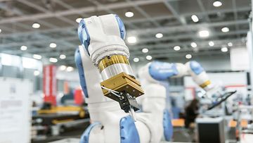 Roboterarm in einer Fabrik