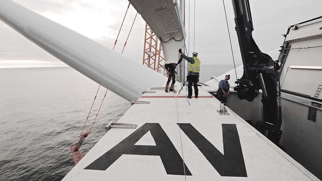 Mounting rotors on a REpower 5M in the Alpha Ventus Offshore Wind Park | © alpha ventus/REpower 2009 Mounting rotors on a REpower 5M in the Alpha Ventus Offshore Wind Park