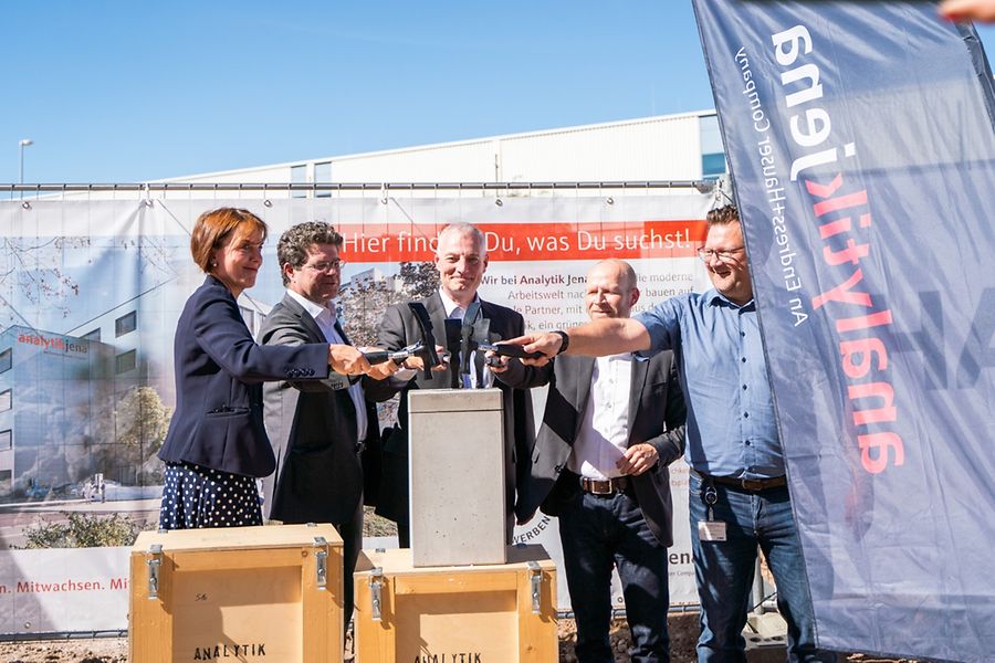 Analytik Jena_Grundstein_Zeitkapsel3 | © Analytik Jena Sealing the time capsule during the laying of the foundation stone ceremony. In the center Oliver Klaeffling, Managing Director of Analytik Jena.
