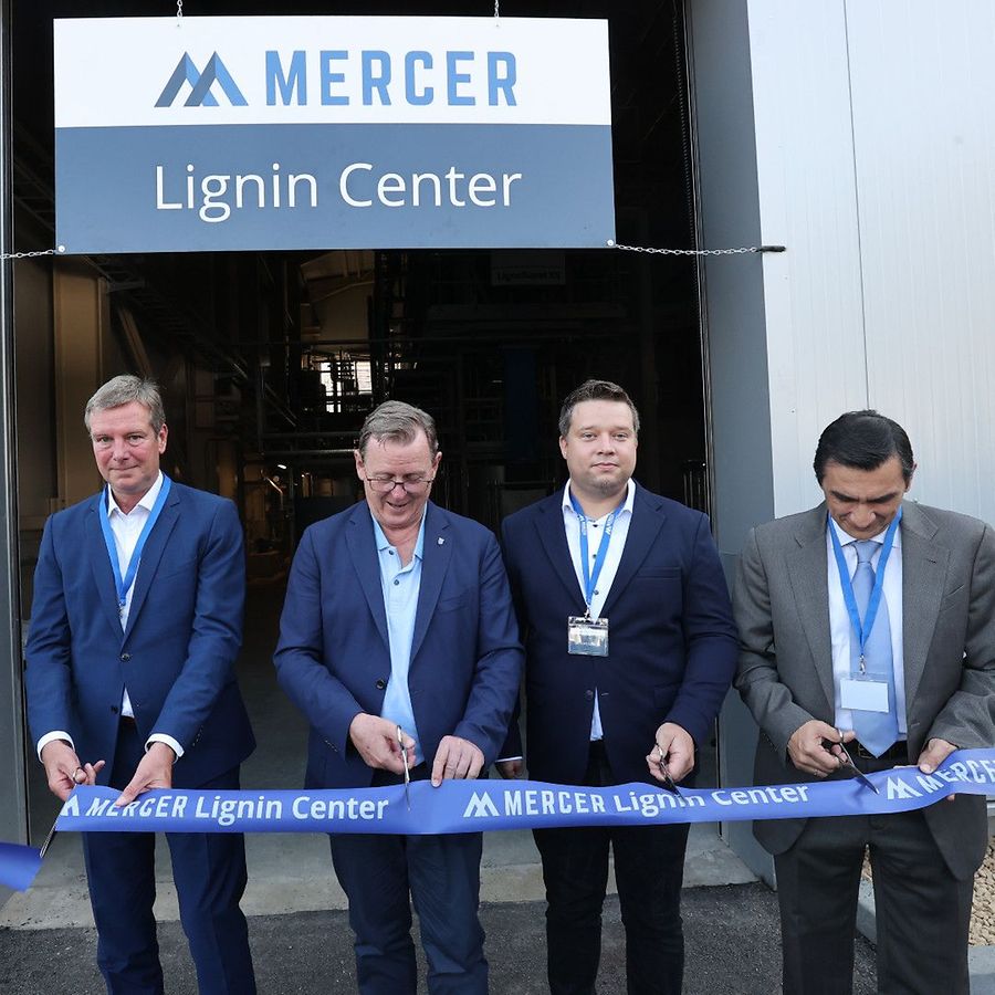 Mercer_Lignin Center | © Mercer Opening of the lignin pilot plant at Mercer in Rosenthal with Bodo Ramelow, Thuringian Minister-President (2nd from left), State Secretary for Economics Carsten Feller (left) and Juan Carlos Bueno, CEO of the Mercer Group (3rd from left).