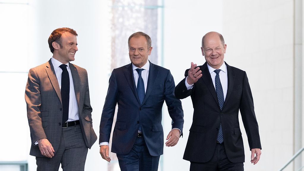 Polens Zeitenwende | © Hans Christian Plambeck/laif Ein gern gesehener Gast: Polens neuer Premierminister Donald Tusk (Mitte), hier mit Frankreichs Staatspräsident Emmanuel Macron (links) und Bundeskanzler Olaf Scholz.