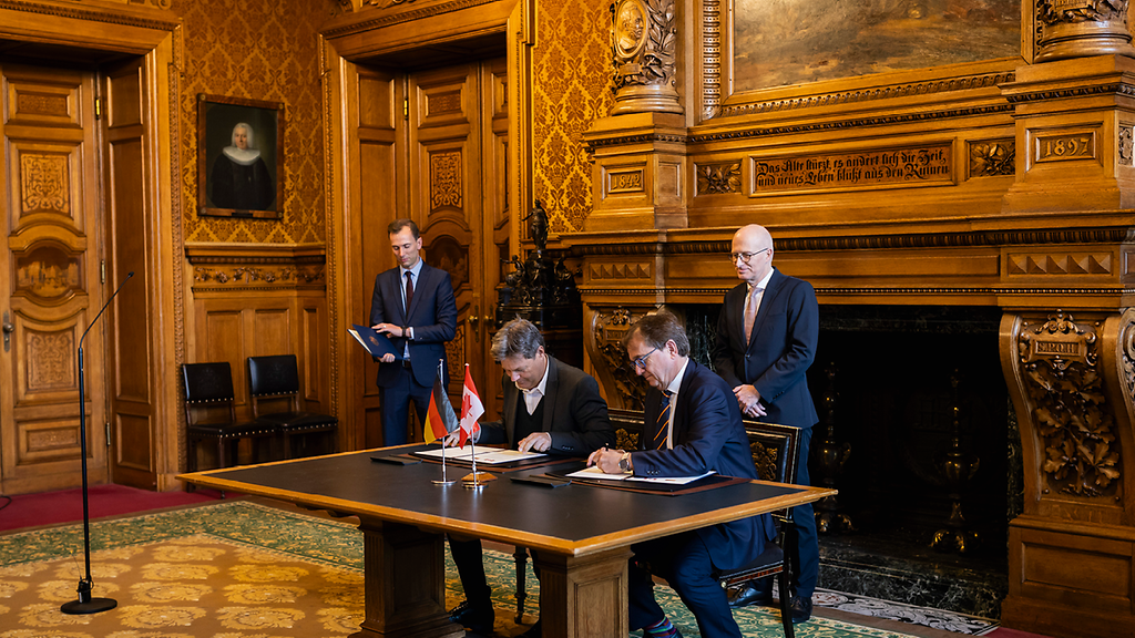 Bundeswirtschaftsminister Robert Habeck (links) und Jonathan Wilkinson, Minister für Energie und natürliche Ressourcen, besiegeln mit ihren Unterschriften eine enge Zusammenarbeit bei Energie und Wasserstoff.