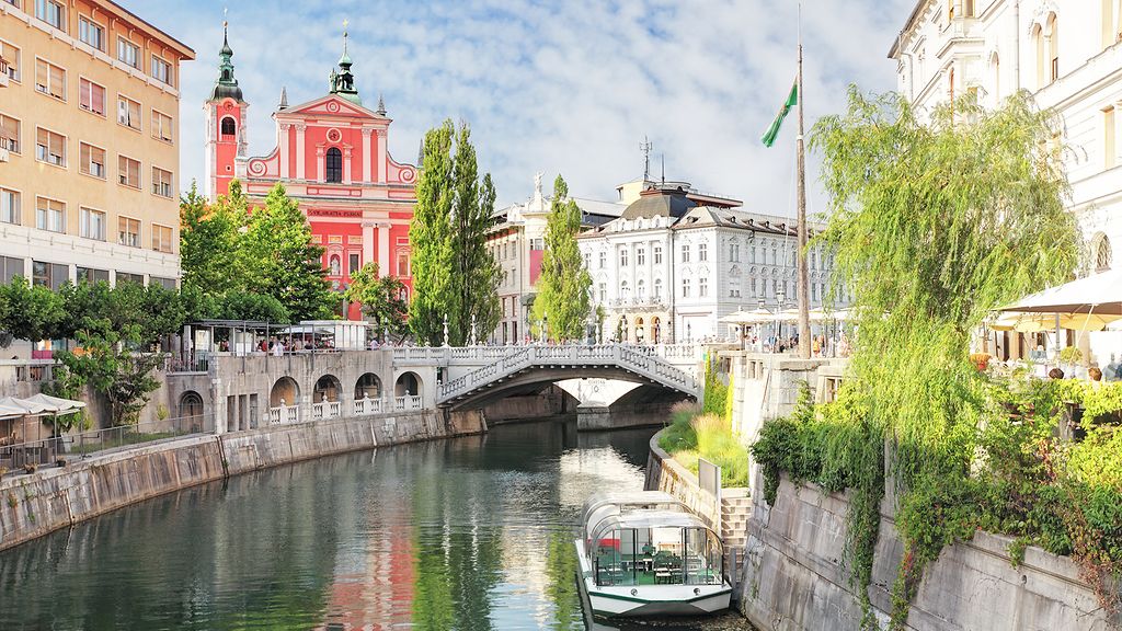 Ljubljana - Slowenien (Kirche und Fluss Ljubljanica) ©GettyImages/TomasSereda