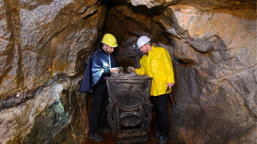 Besucherbergwerk Vereinigt Zwitterfeld zu Zinnwald. | © picture alliance/dpa/Robert Michael Sachsens Wirtschaftsminister Martin Dulig (SPD, links) im Besucherbergwerk Vereinigt Zwitterfeld zu Zinnwald. Thomas Dittrich, Geologe der Deutschen Lithium GmbH zeigt ihm das mit Lithium durchsetzte Erz.