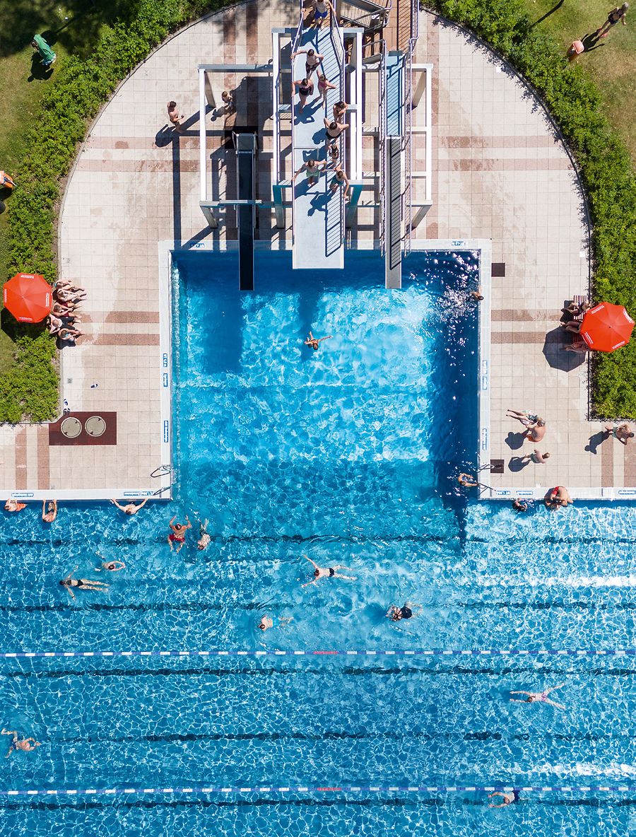 The Masseneibad in Großröhrsdorf, near Dresden, has great leisure facilities including this 2,400 m² outdoor pool. | © picture alliance/dpa/Sebastian Kahnert