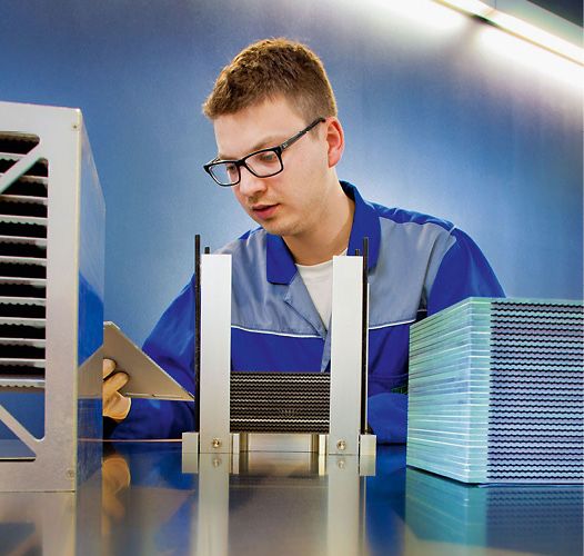 A technician prepares material for electrolysis. | © Fraunhofer IKTS