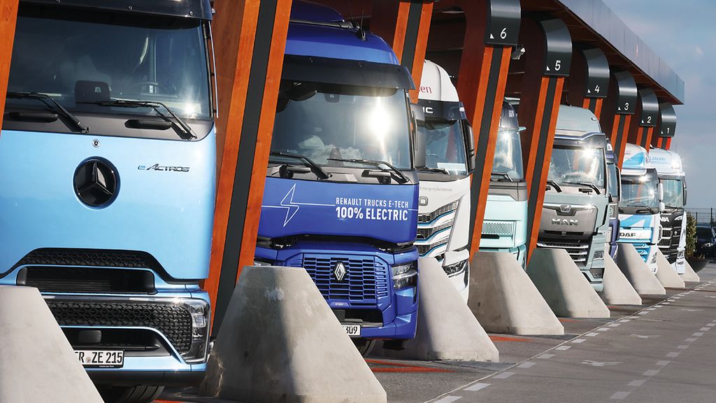 Electric drive trucks powering up in the eight new charging points at the rapid charging park at Hermsdorfer Kreuz, near Leipzig, which opened in December. The futuristic charging station was built by the Dutch company Milence. | © picture alliance/dpa/Bodo Schackow