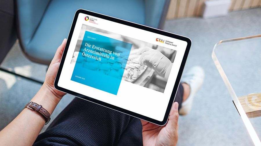 Infosheet Österreich | © Farknot Architect - stock.adobe.com Top view mockup image of a woman holding digital tablet with blank white desktop screen in cafe
