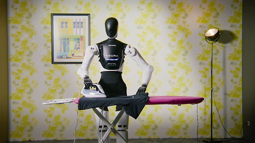 4NE-1_Ironing2 | © NEURA Robotics Der humanoide Roboter 4NE-1 (sprich: for anyone) des deutschen Herstellers Neura Robotics hilft nicht nur in der Produktion, sondern auch zu Hause.