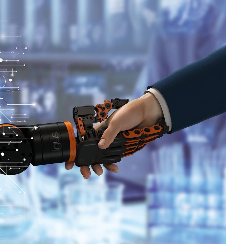 Der Fingergreifer von Igus lässt sich per Plug and Play mit dem Arm des Rebel-Roboters verbinden. Dank zahlreicher Gleitlager in den Gelenken führt die Kunststoffhand Bewegungen präzise aus. 