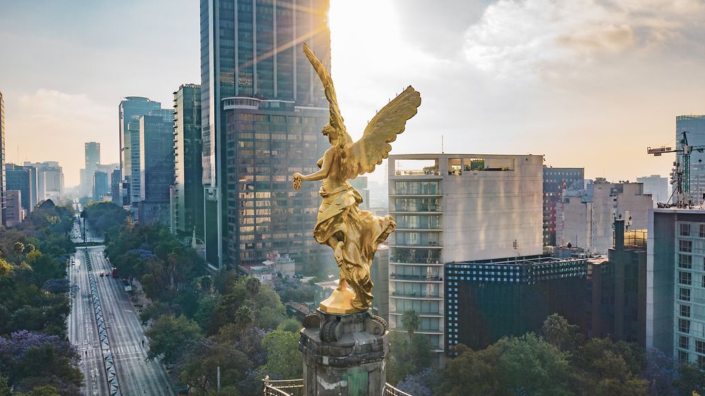El Angel de la independencia tomado con drone luciendo su color