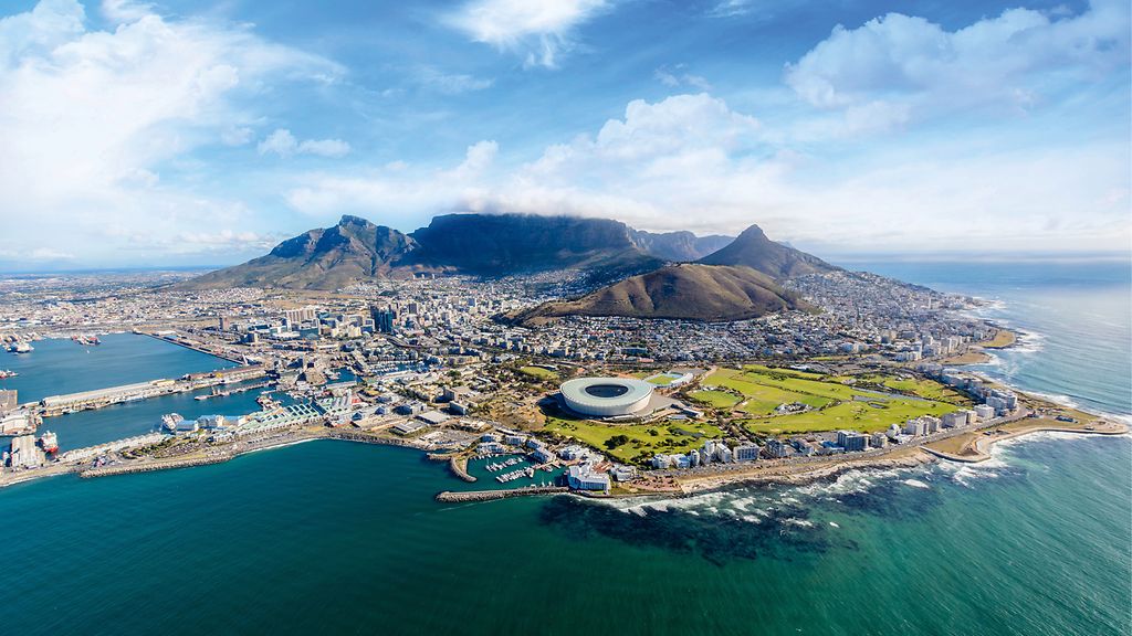 AdobeStock_3088889621 | © AdobeStock/ilker Ob IT-Support, Softwareentwicklung oder Kundenanfragen: Immer mehr internationale Unternehmen verlagern IT-Dienstleistungen und Geschäftsprozesse nach Südafrika.