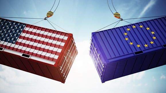 Trade wars concept with American and EU flag textured cargo containers clashing. 3D illustration, 3D illustration, Frachtcontainer, amerikanische und chinesische Flagge | © Adobe/Destina
