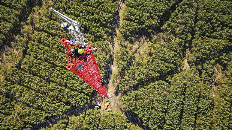The tallest wind turbine in the world under construction in Schipkau energy park, Lusatia. It will stand at 363 meters. 92-year-old engineer Horst Bendix invented the wind turbine, capable of generating three times more power than conventional models. | © ZB/euroluftbild.de