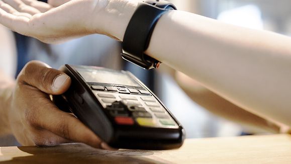 Contactless payment with smart watches - close-up, kontaktloses Bezahlen mit Smartwatches