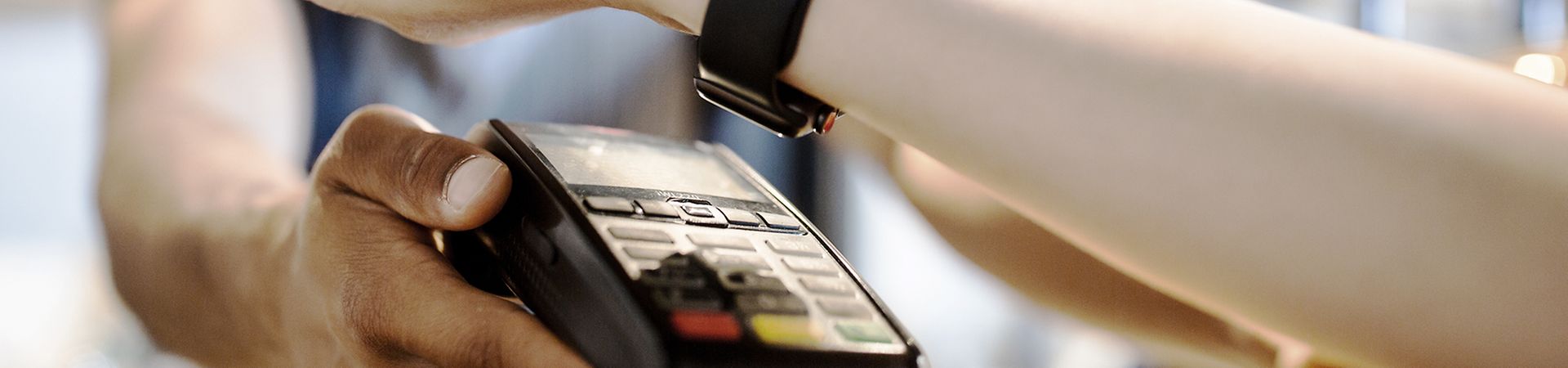 Contactless payment with smart watches - close-up, kontaktloses Bezahlen mit Smartwatches