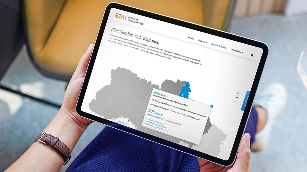 Tablet mit Webseite zu Oblasten der Ukraine