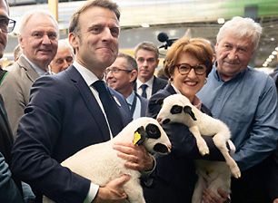 Mercosur-Frankreich | © picture alliance/SIPA/JEANNE ACCORSINI Frankreichs Präsident Emmanuel Macron posiert auf einer Landwirtschaftsausstellung mit Lämmchen: In Frankreich wehrt sich die mächtige Bauernlobby gegen das Freihandelsabkommen.