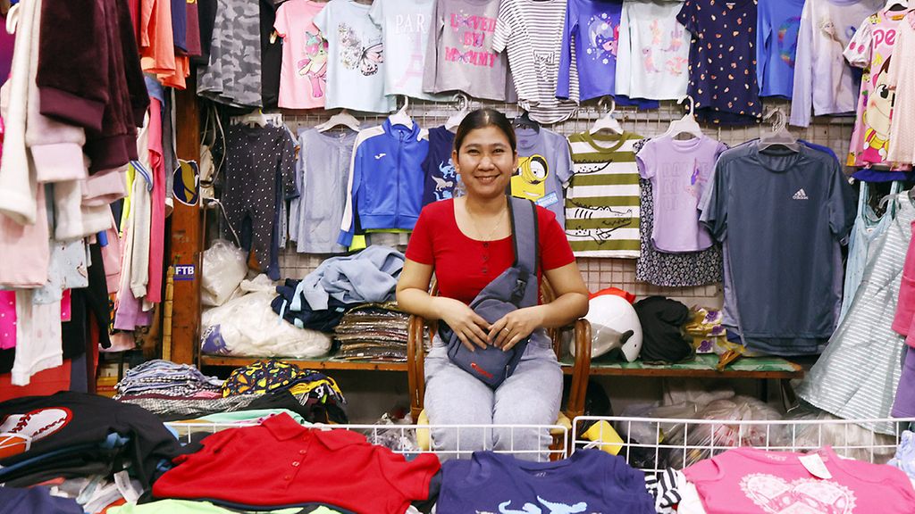 Das Angebot auf dem Zentralmarkt Phsar Thmei in Phnom Penh ist kaum zu überblicken: Lebensmittel, Schmuck, Haushaltswaren – und vor allem Kleider.