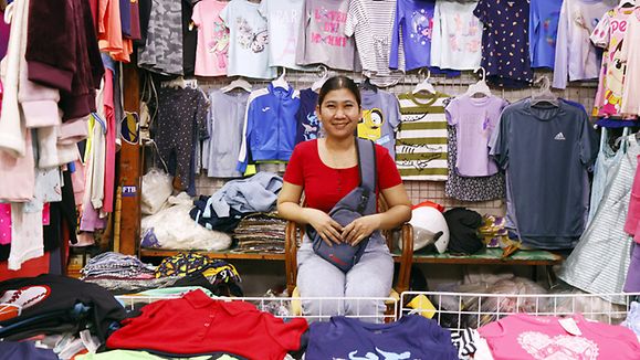 Das Angebot auf dem Zentralmarkt Phsar Thmei in Phnom Penh ist kaum zu überblicken: Lebensmittel, Schmuck, Haushaltswaren – und vor allem Kleider.