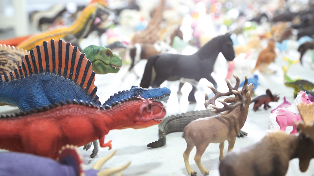 Von Bauernhoftieren über Fantasiekreaturen bis zu Dinosauriern – die Figuren von Schleich gehören zu den Spieleklassikern. Die Produktion findet zum Teil in Tunesien statt.