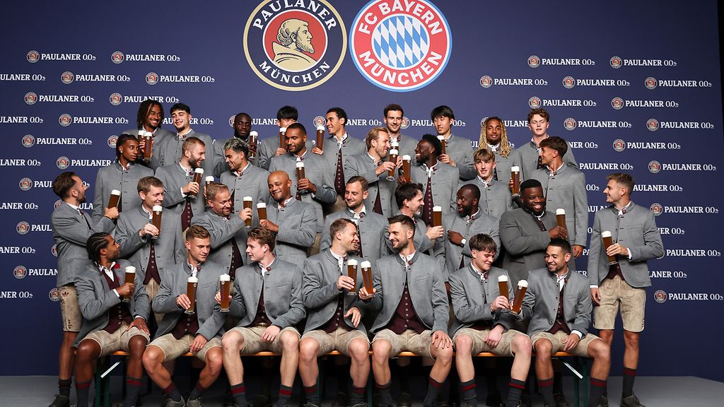 Mannschaft des FC Bayern München beim traditionellen Fotoshooting in bayerischer Tracht