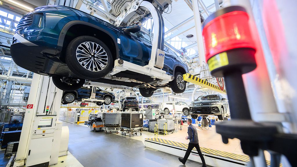 VW-Neuwagen schweben durch das Volkswagen-Stammwerk in Wolfsburg. Wie andere Exporteure hat der Autobauer mit dem erratischen US-Zollregime zu kämpfen. 