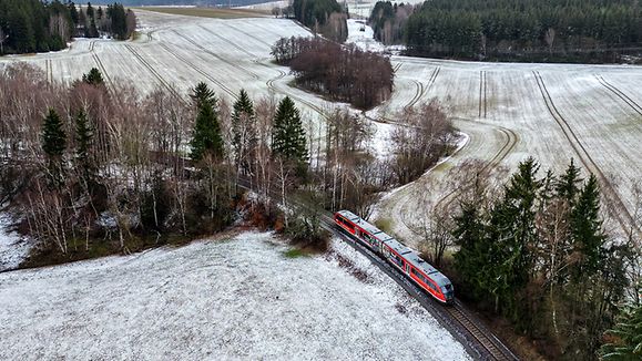 Luftaufnahme eines Zugs auf der 5G-Forschungs- und Teststrecke im Erzgebirge.