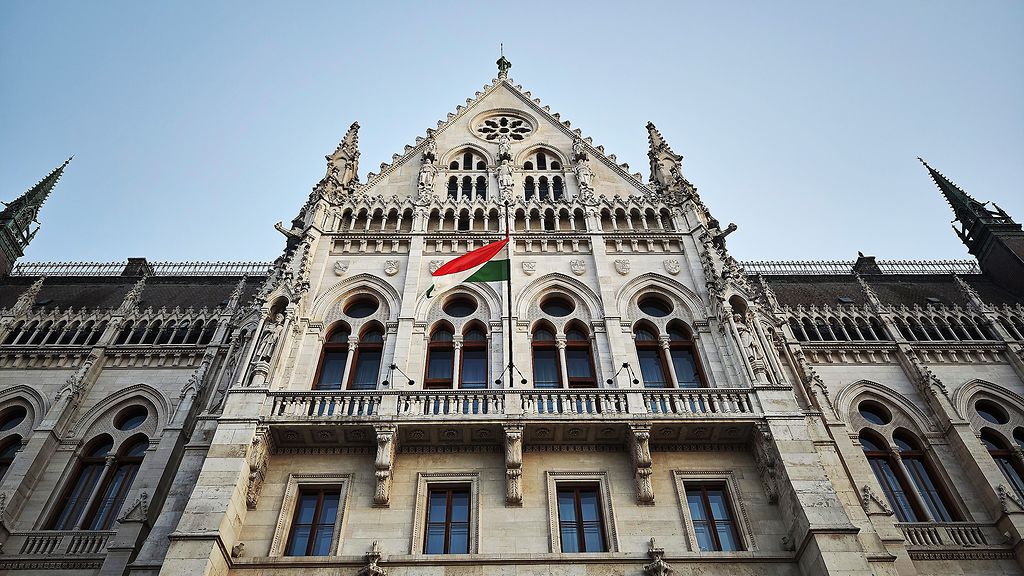 Das Parlamentsgebäude in Budapest. Bei der Parlamentswahl am 12. April 2026 hat die Oppositionspartei Tisza gewonnen und die 16-jährige Regierungszeit von Fidesz und Viktor Orbán beendet.