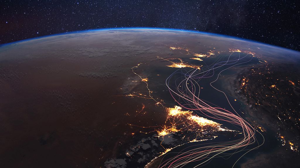Satellitenansicht der Straße von Hormus bei Nacht. Lichtspuren zeigen, wie viele Schiffe den Persischen Golf befahren.
