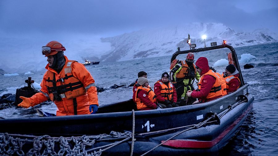 Eisiger Ausflug mit dem Beiboot, im Hintergrund die Landmasse der Antarktis. 