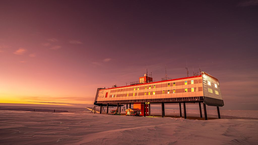 Die deutsche Forschungsstation Neumayer-Station III des Alfred-Wegener-Instituts (AWI) für Polar- und Meeresforschung. Sie befindet sich auf dem Ekström-Schelfeis in der Antarktis.