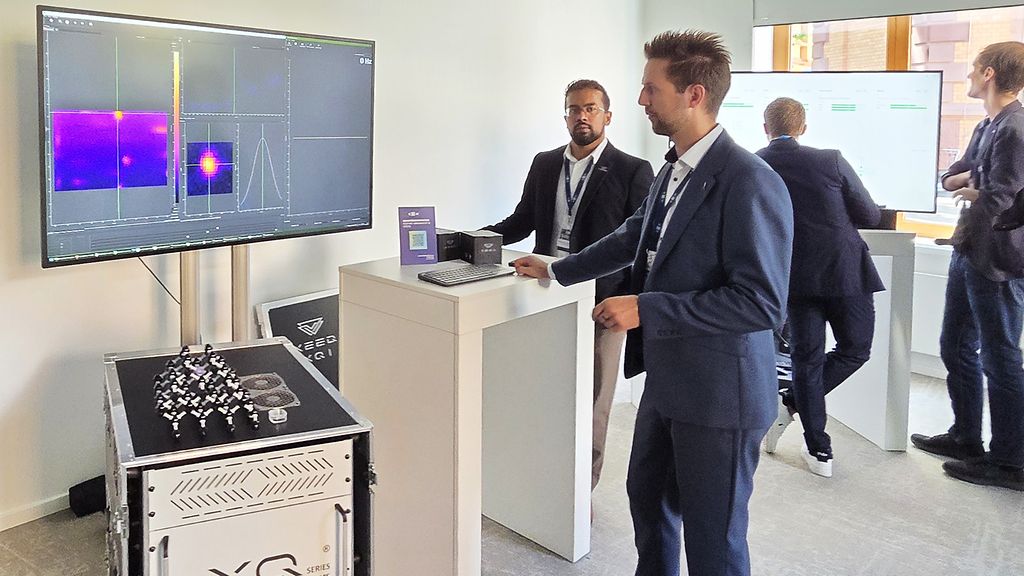 Das XeedQ-Team bereitet den XQ1 mini Quantencomputer für eine Live-Demonstration auf einer Veranstaltung in Frankfurt vor.