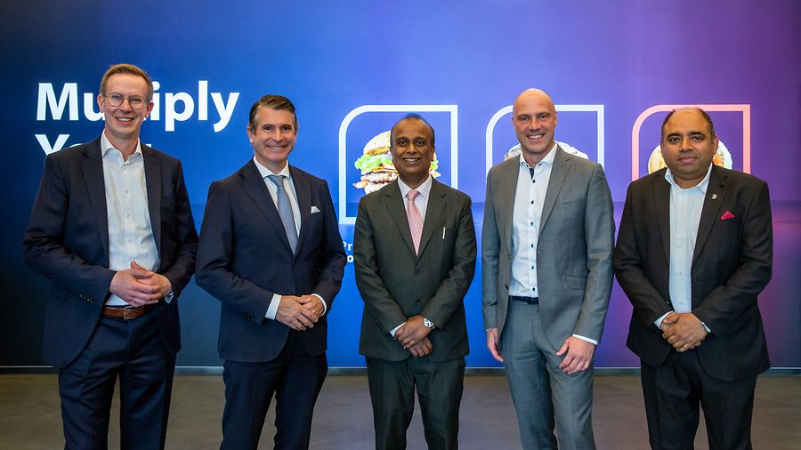 Manager MULTIVAC mit Politikern und indischen Partnern auf dem German Indian Business Summit, den das Unternehmen 2026 veranstaltet hat.
