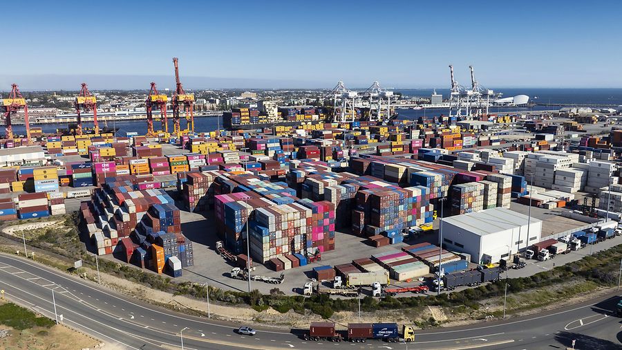 Der Hafen von Fremantle in der Nähe von Perth, Western Australia, ist der größte und geschäftigste Frachthafen des Bundesstaates. Er wickelt jährlich über 32 Millionen Tonnen Fracht ab.