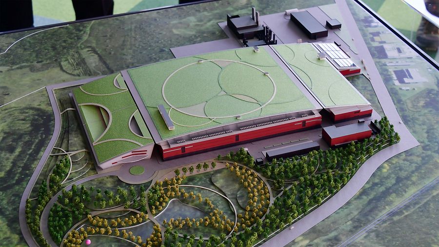 Modell der geplanten Rapidus-Halbleiterfabrik in Japan mit begrünten Dächern und umliegenden Park- und Waldflächen