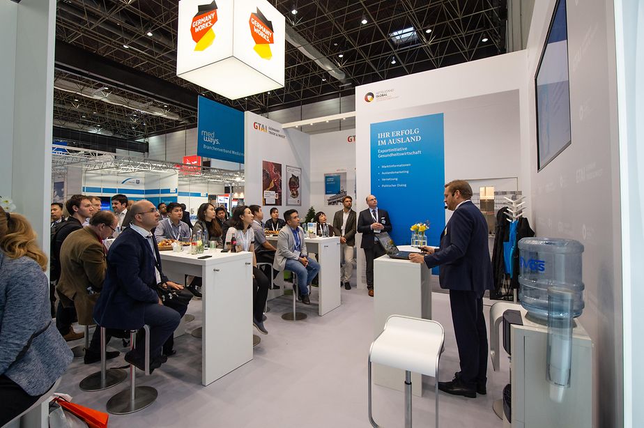 Vietnamese delegation receives information on the German healthcare market by GTAI's healthcare expert Gabriel Flemming .
